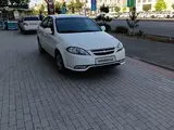 Белый Chevrolet Gentra, 2 позиция 2023 года, КПП Механика, в Наманган за 12 000 y.e. id6384927, Фото №1