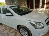 Белый Chevrolet Cobalt, 4 позиция 2024 года, КПП Автомат, в Самарканд за 13 200 y.e. id5222951, Фото №1