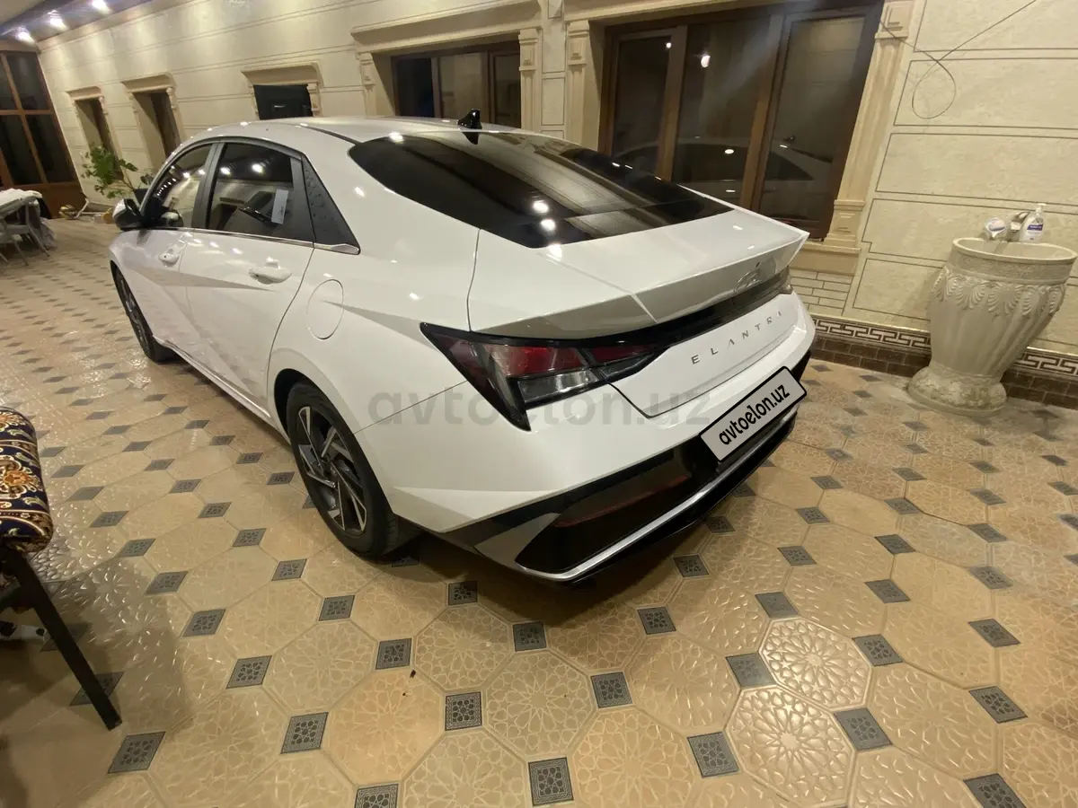 Hyundai Elantra — 4