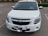 Белый Chevrolet Cobalt, 4 позиция 2024 года, КПП Автомат, в Ташкент за 13 600 y.e. id5010640, Фото №1
