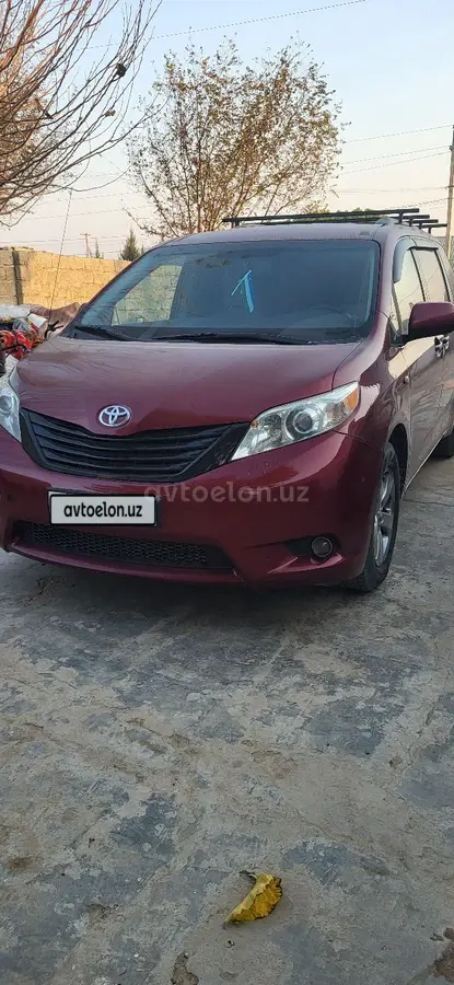 Toyota Sienna — 2