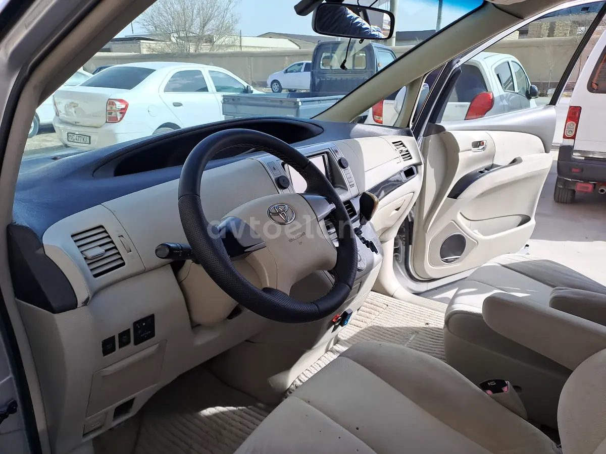 Toyota Estima — 4