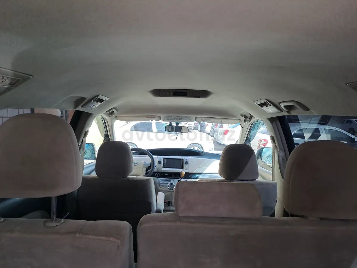 Toyota Estima — 9