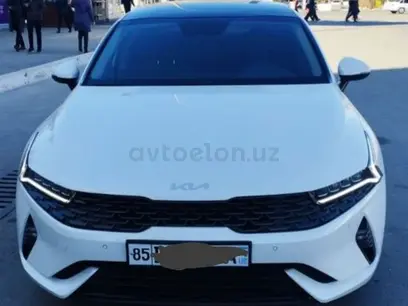 Белый Kia K5 2023 года, КПП Автомат, в Навои за 24 300 y.e. id6305189