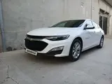Белый Chevrolet Malibu 2 2020 года, КПП Автомат, в Наманган за 20 700 y.e. id6758387, Фото №1