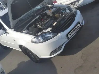 Белый Chevrolet Gentra, 2 позиция 2015 года, КПП Автомат, в Ташкент за 8 500 y.e. id5155525