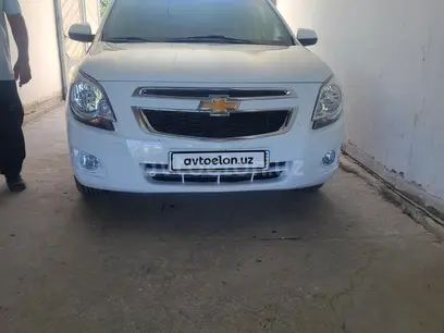 Белый Chevrolet Cobalt, 1 позиция 2015 года, КПП Механика, в Навои за ~8 096 y.e. id5130510