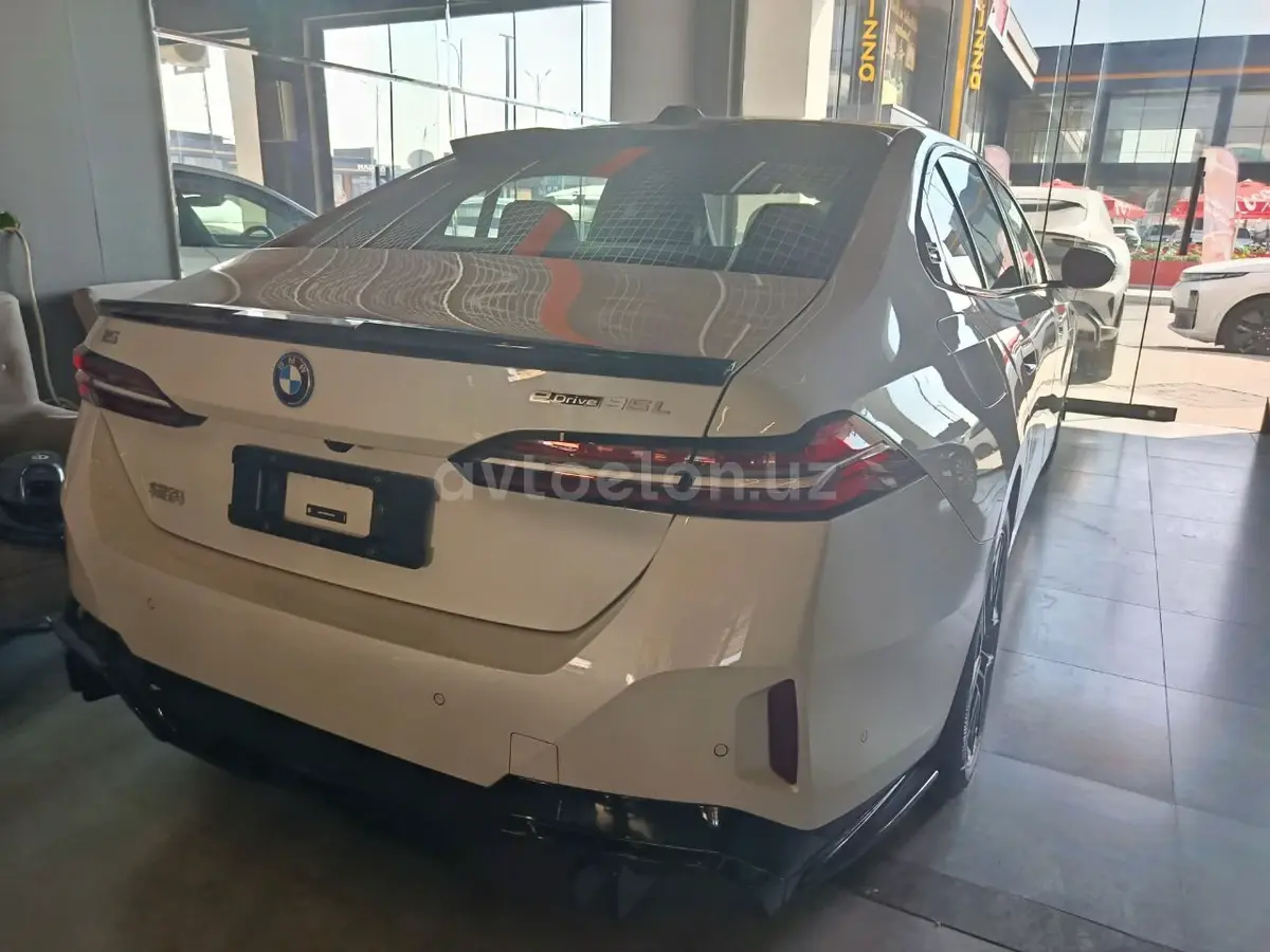 BMW i5 — 3