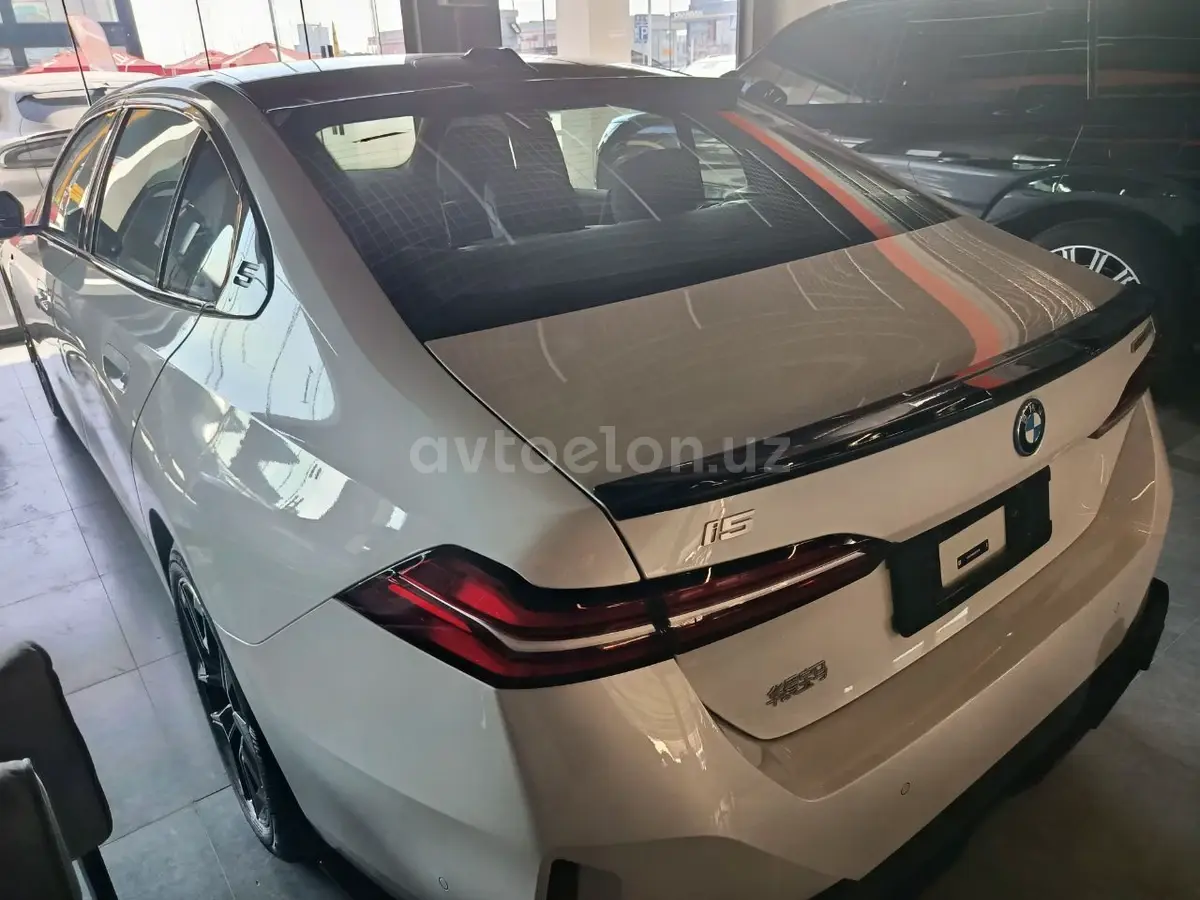 BMW i5 — 4