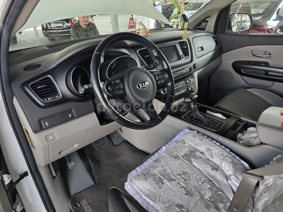 Kia Sedona — 4
