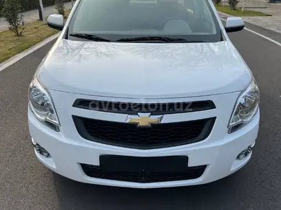 Белый Chevrolet Cobalt, 4 позиция 2024 года, КПП Автомат, в Ташкент за ~11 611 y.e. id5153188