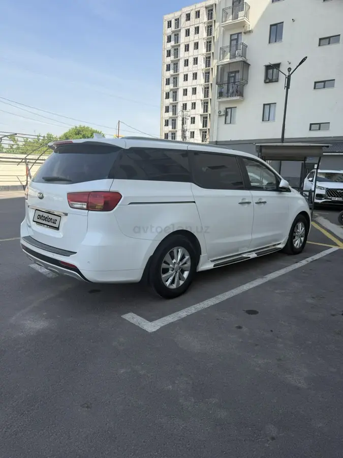 Kia Carnival — 4