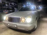 Серебристый Mercedes-Benz E 280 1998 года, КПП Автомат, в Ташкент за 15 000 y.e. id5207625, Фото №1