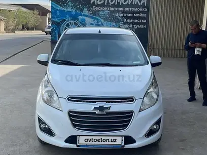 Белый Chevrolet Spark, 4 евро позиция 2014 года, в Наманган за 6 600 y.e. id4880778