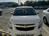 Белый Chevrolet Cobalt, 4 позиция 2024 года, КПП Автомат, в Навои за ~12 397 y.e. id5228039, Фото №1