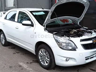 Белый Chevrolet Cobalt, 4 позиция 2024 года, КПП Автомат, в Ташкент за 13 500 y.e. id4991102