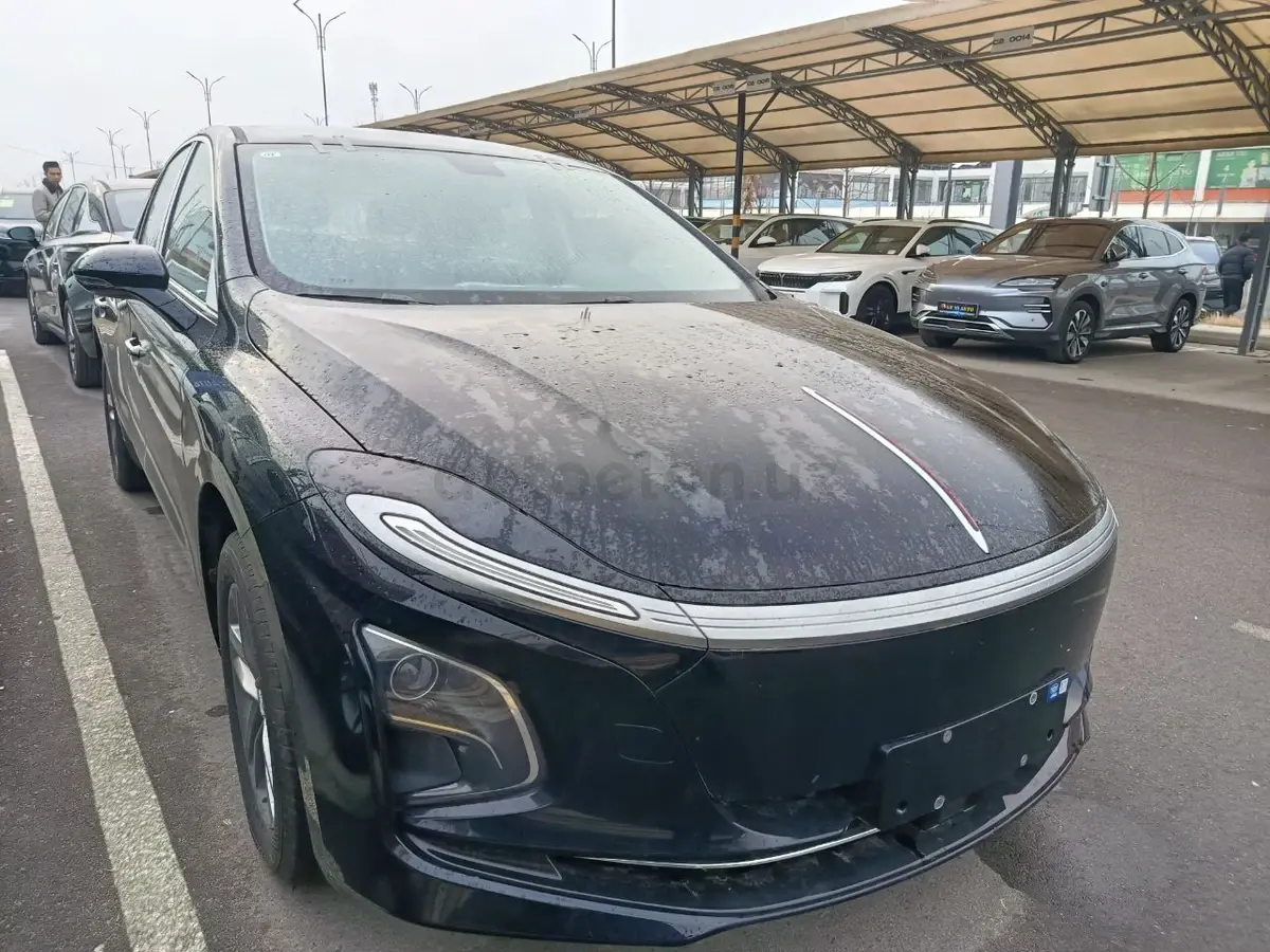 Hongqi E-QM5 2025 — 3