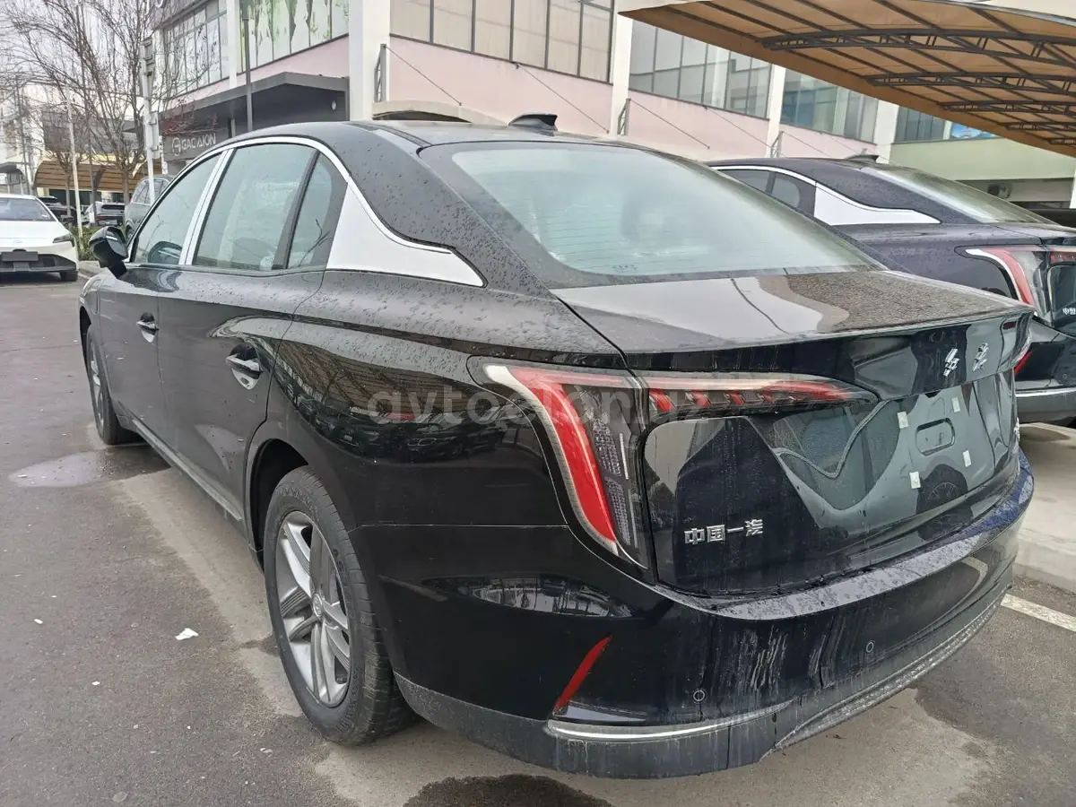 Hongqi E-QM5 2025 — 4