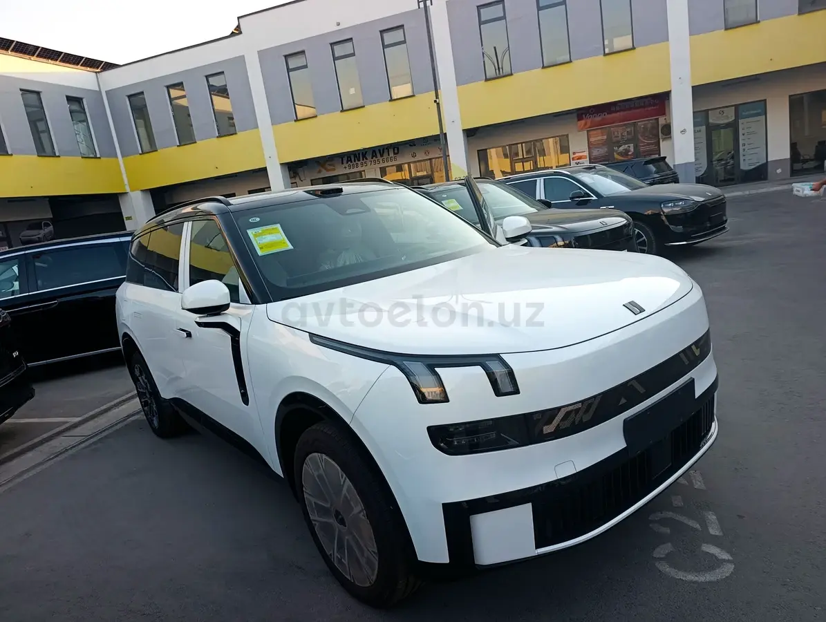 Lynk & Co 900