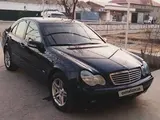 Синий Mercedes-Benz C 200 2001 года, КПП Механика, в Навои за 8 000 y.e. id6651060, Фото №1