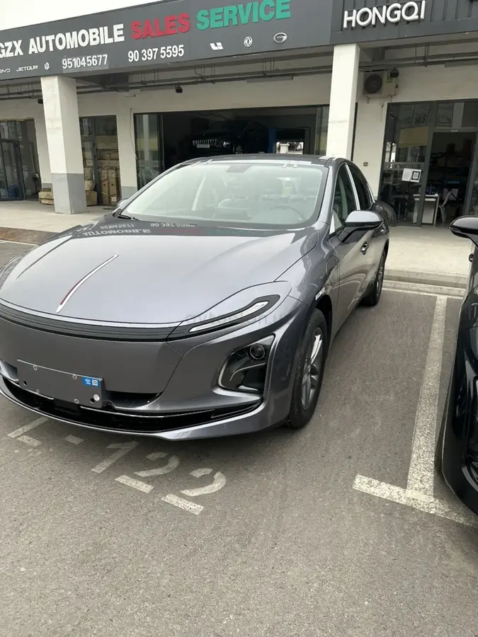 Hongqi E-QM5 2025 — 3