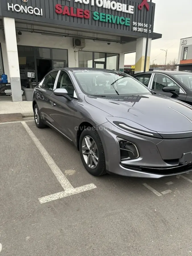 Hongqi E-QM5 2025 — 4