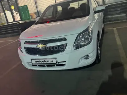 Белый Chevrolet Cobalt, 4 позиция 2022 года, КПП Автомат, в Ташкент за 11 300 y.e. id5192427