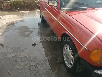 Красный Mercedes-Benz E 200 1981 года, КПП Механика, в Ташкент за 4 800 y.e. id4977266