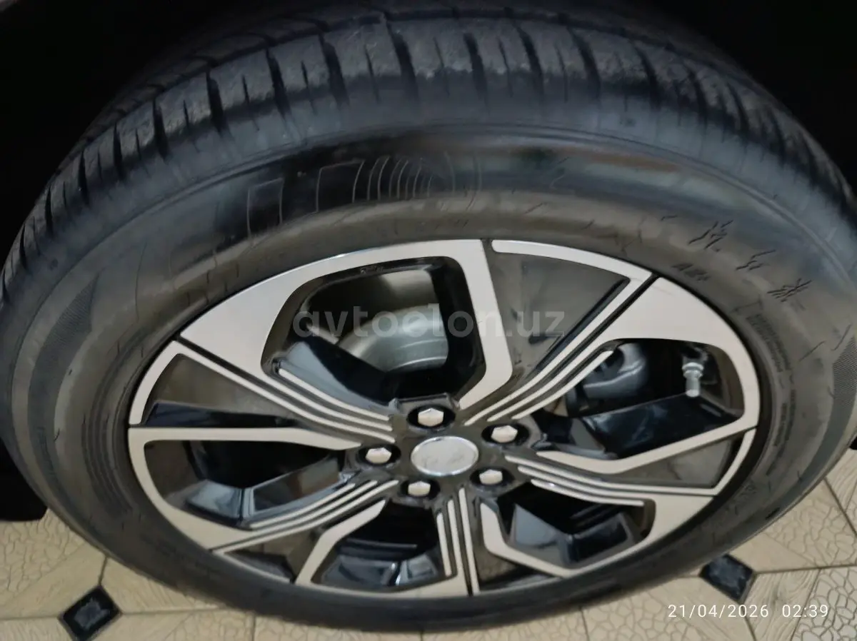 Hongqi E-QM5 2025 — 6