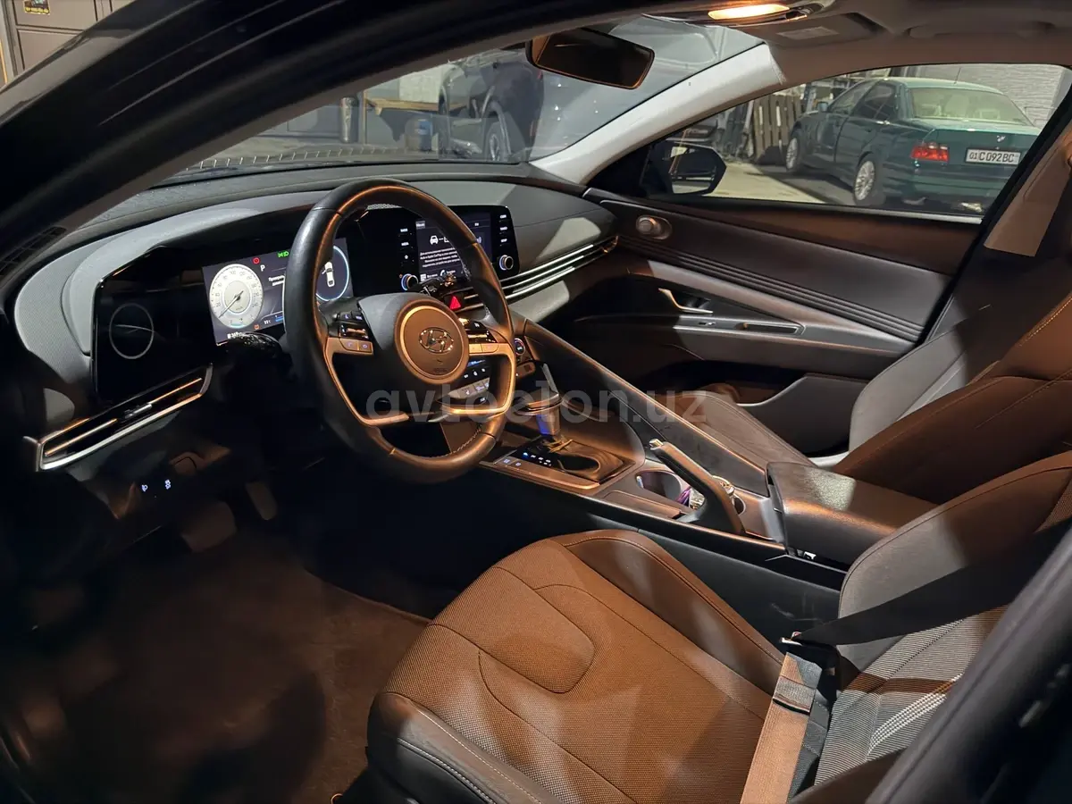 Hyundai Elantra — 4