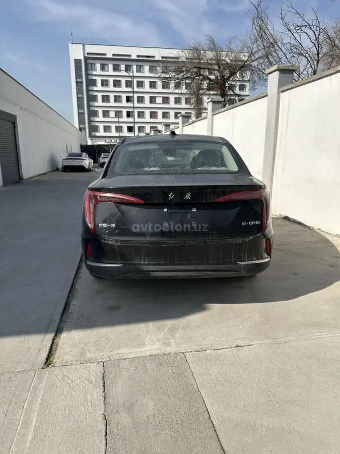 Hongqi E-QM5 2025 — 2