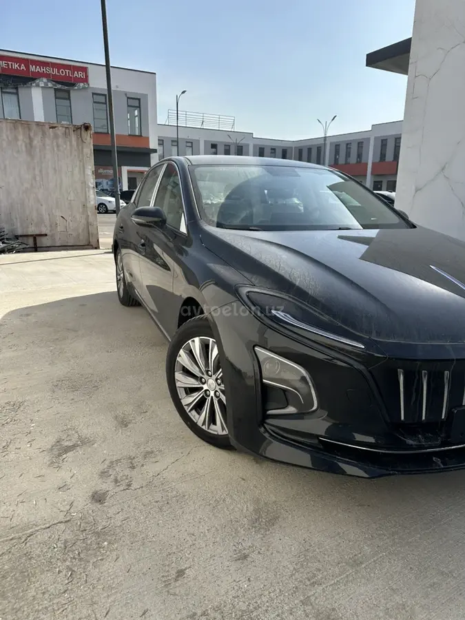 Hongqi E-QM5 2025 — 3