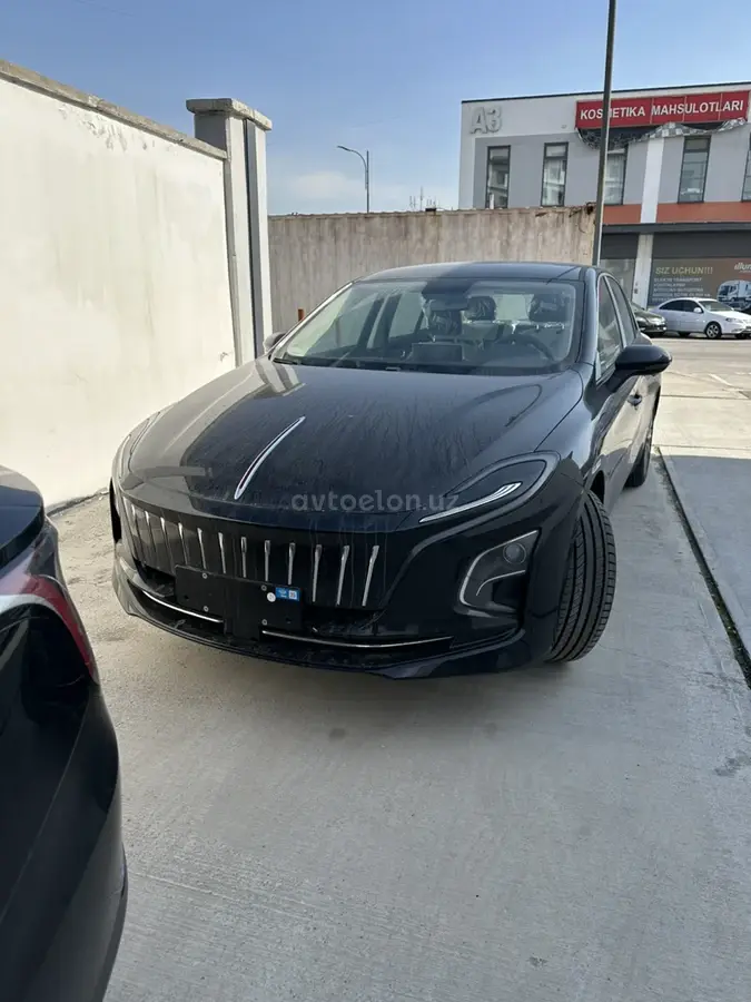 Hongqi E-QM5 2025 — 4