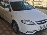 Белый Chevrolet Gentra, 3 позиция 2024 года, КПП Автомат, в Алмалык за 14 000 y.e. id5221887, Фото №1