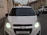 Белый Chevrolet Spark, 2 евро позиция 2017 года, КПП Автомат, в Бухара за 6 600 y.e. id6756418, Фото №1