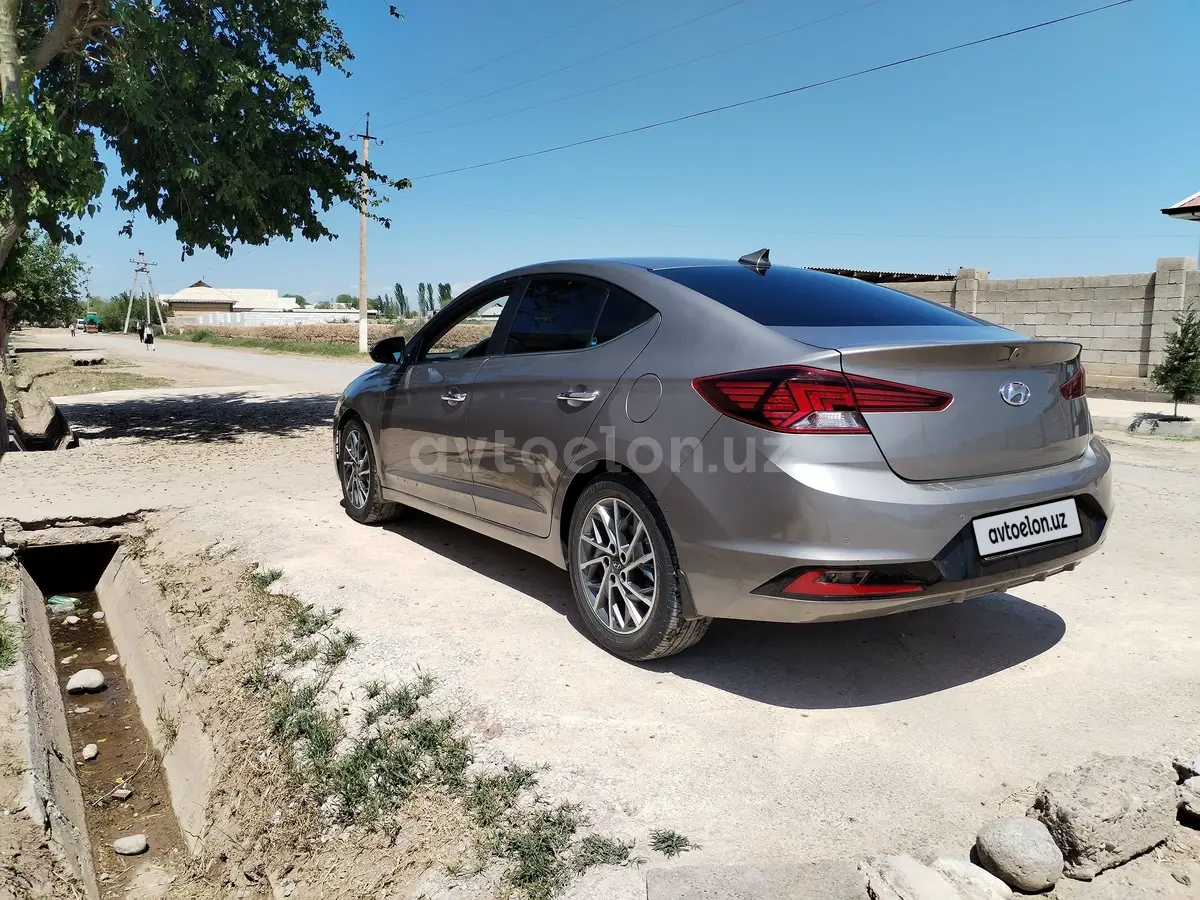 Hyundai Elantra — 4