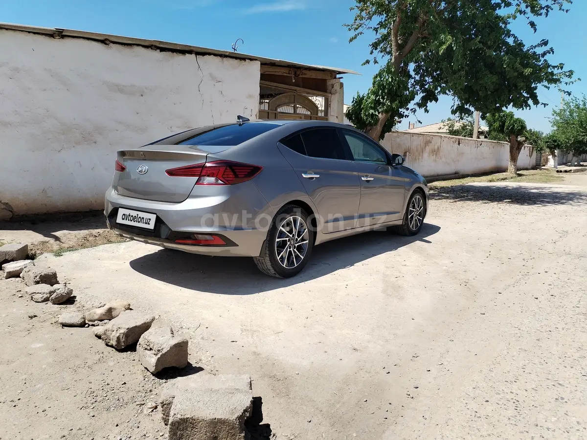 Hyundai Elantra — 5