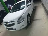 Белый Chevrolet Cobalt, 4 позиция 2024 года, КПП Автомат, в Карши за 13 000 y.e. id5204760, Фото №1
