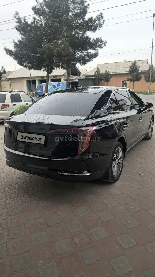 Hongqi E-QM5 — 5