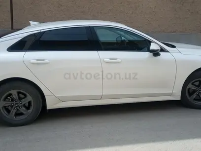 Белый Kia K5 2023 года, КПП Автомат, в Фергана за 26 300 y.e. id6370296
