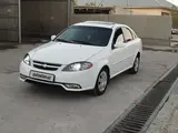 Белый Chevrolet Lacetti, 3 позиция 2009 года, КПП Автомат, в Бухара за 5 500 y.e. id6731405, Фото №1