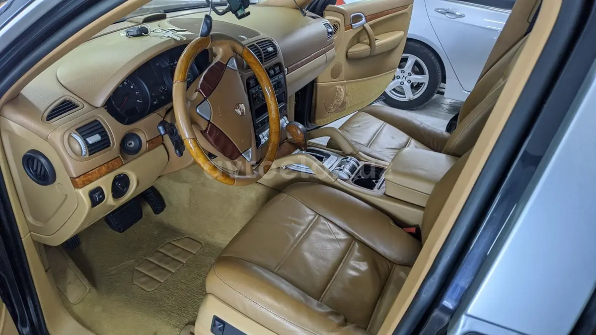 Porsche Cayenne — 4