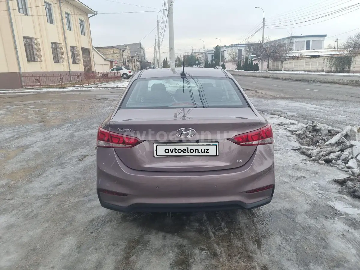 Hyundai Accent — 4